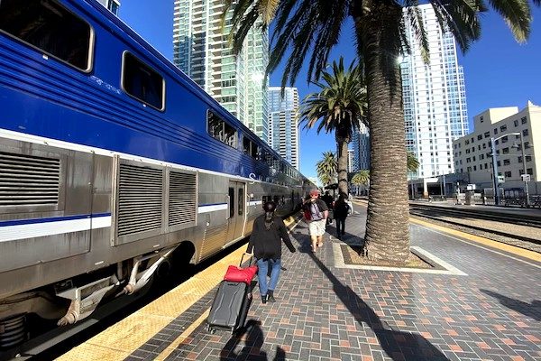 サンディエゴからロサンゼルスまで電車で簡単に行くことができる Amtrak タビログ